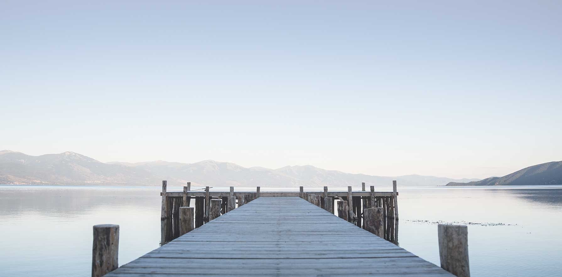 Titelbild –Blick über einen Steg auf einen See