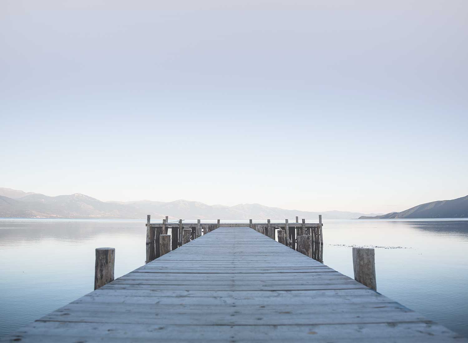 Titelbild –Blick über einen Steg auf einen See