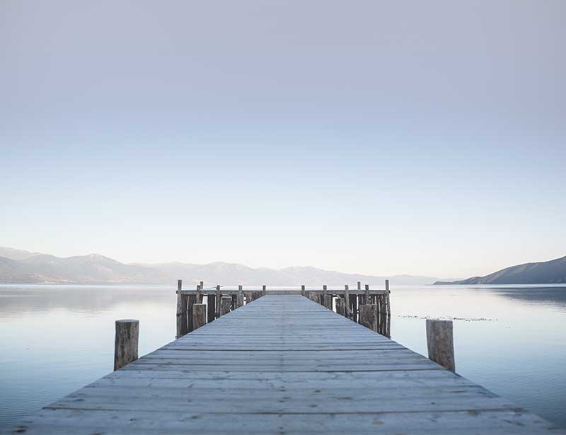 Titelbild –Blick über einen Steg auf einen See